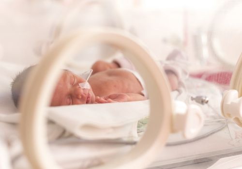 Derechos de los bebés prematuros: más tiempo, menos trámites y ayuda experta